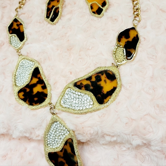 A stunning and eye-catching gold leopard necklace and earring set, complemented - Picture 2 of 12